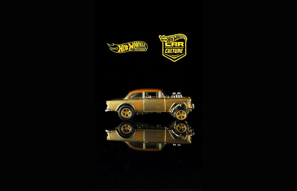 Carro Hot Wheels Premium Car Culture com logótipos