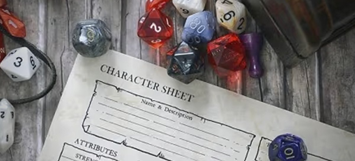 Dados de RPG e folha de personagem