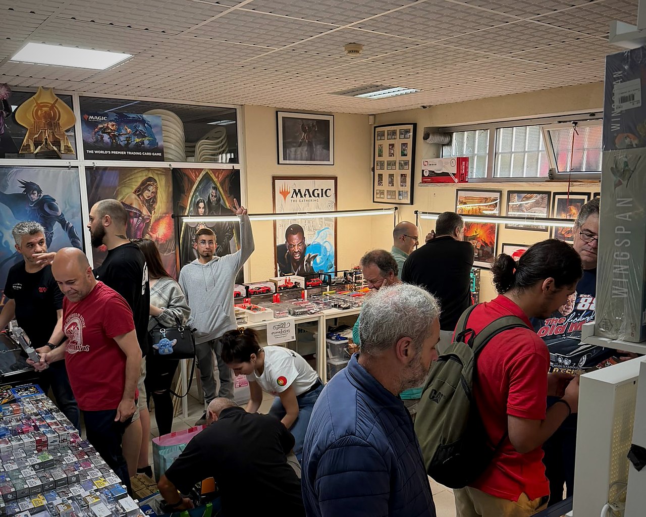 Clientes e jogadores na loja Hobbits Land durante um evento
