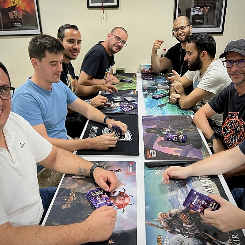 Jogadores num torneio de Magic na loja Hobbits Land