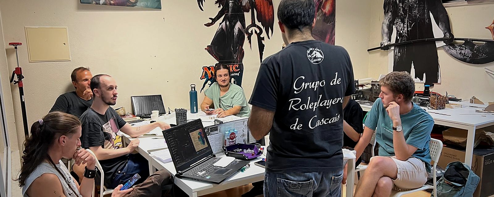 Grupo de roleplayers de Cascais numa sessão na loja Hobbits Land