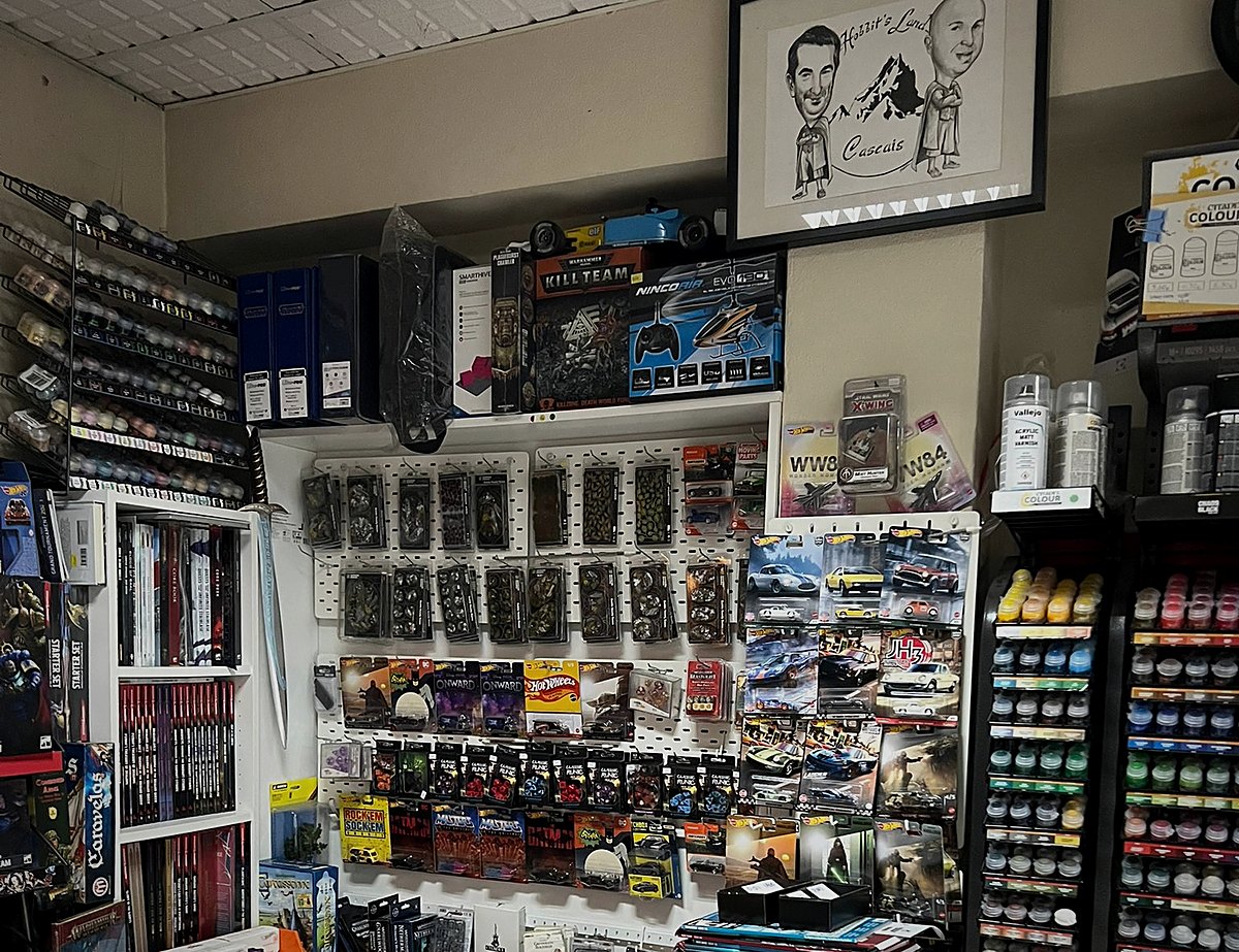 Prateleiras de produtos e parede de Commander de Magic na Hobbits Land